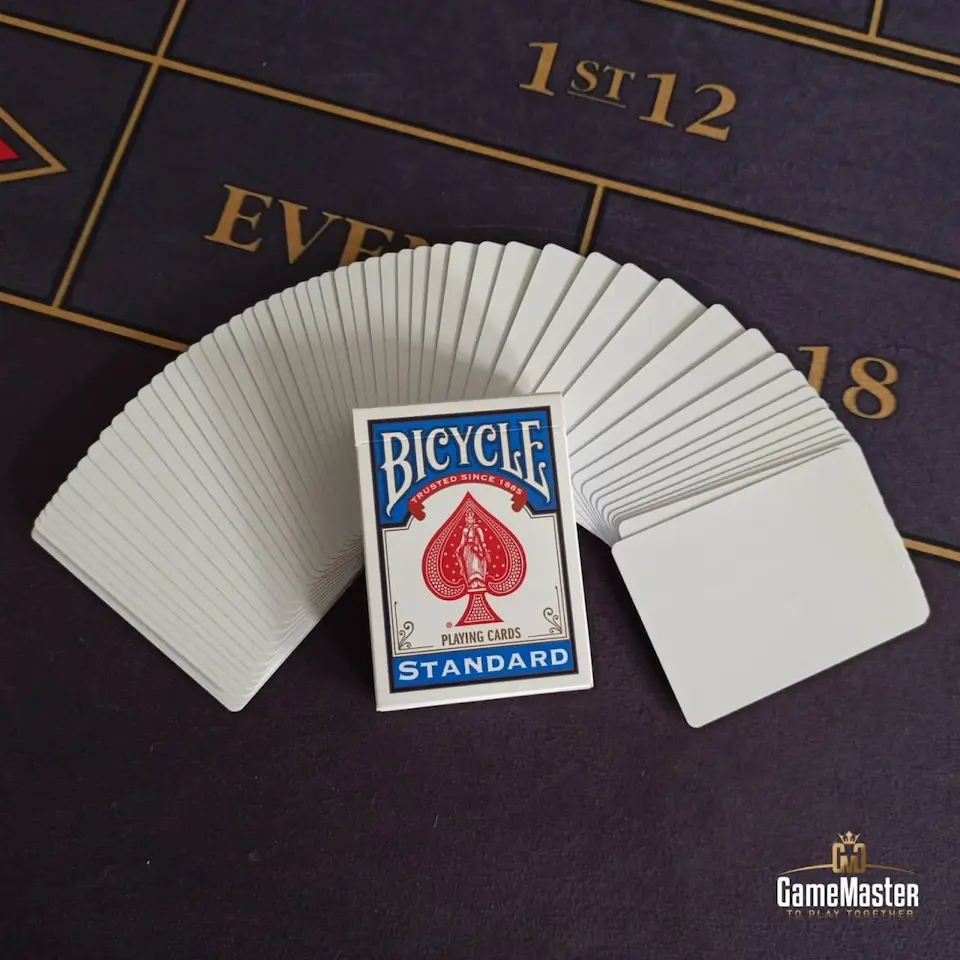 Карты для фокусов Bicycle Standard на карточном столе
